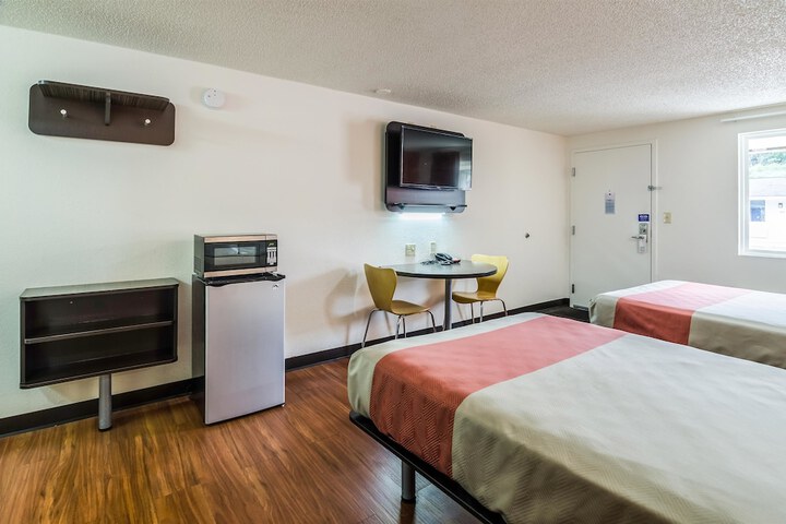 Deluxe Room 2 Double Beds Accessible (1 of 11)