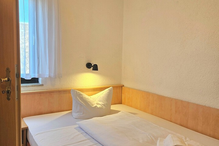 Room 8 of 96