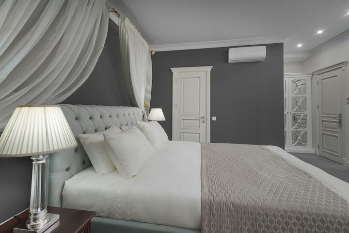 Room 9 of 32