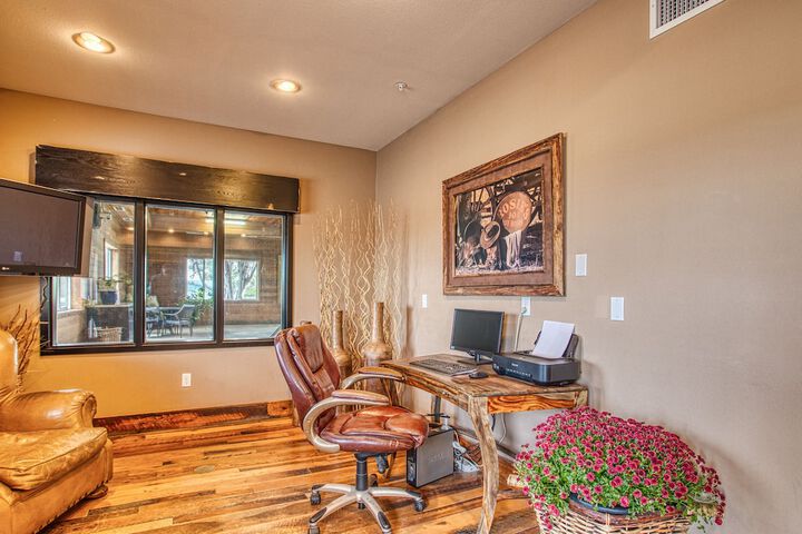 Business Center 18 of 25