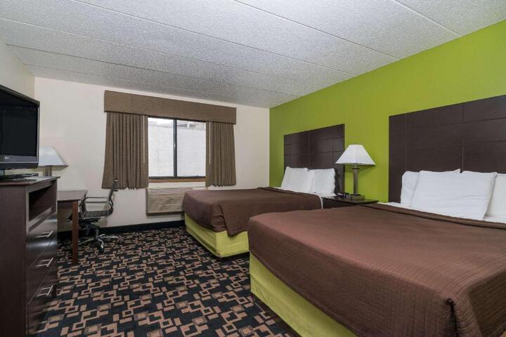 1 Queen Bed (5 of 7)