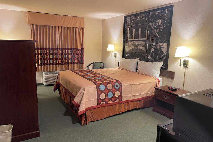 1 King Bed (2 of 6)
