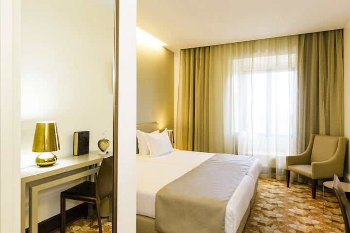 Room 14 of 77
