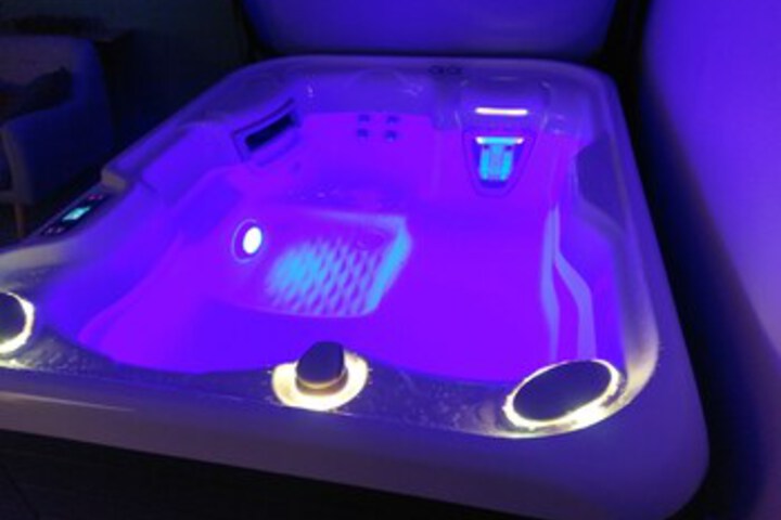 Hot Tub 5 of 14
