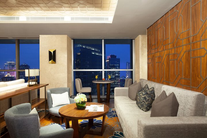 Lounge 34 of 48
