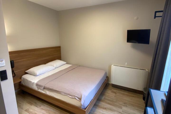 Room 4 of 73