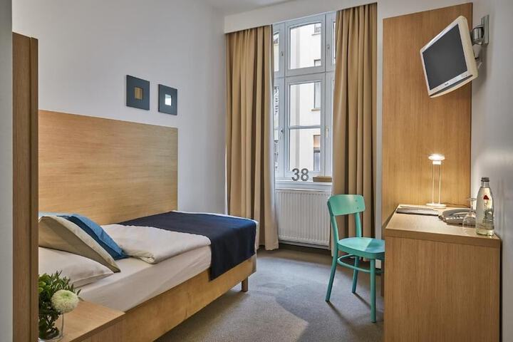 Room 15 of 33
