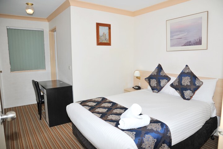 Room 6 of 32