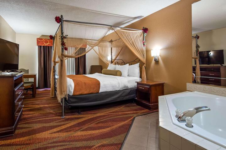 Suite 1 King Bed Sofa Bed Living Area Work Desk Microwave and Refrigerator WiFi Full Bre (28 of 31)