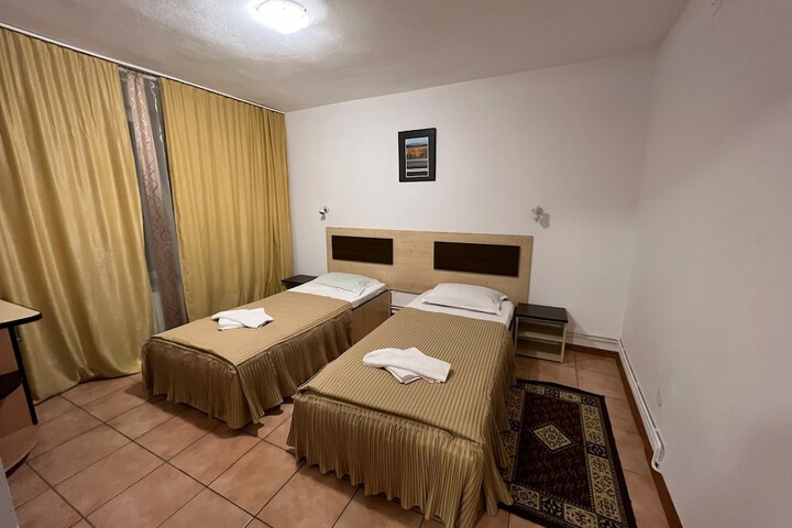 Room 12 of 27