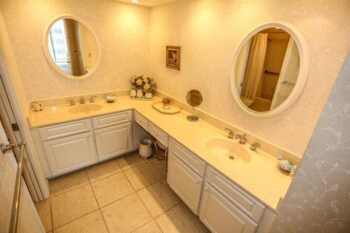 Room 6 of 18