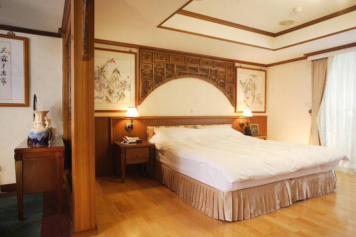 Room 10 of 32