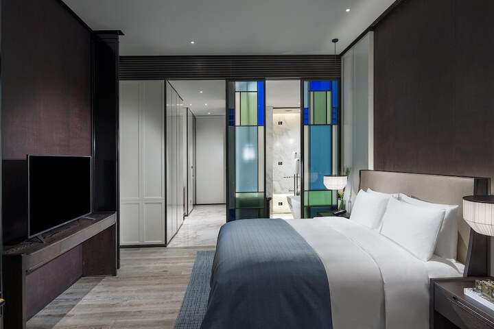 Room 32 of 99