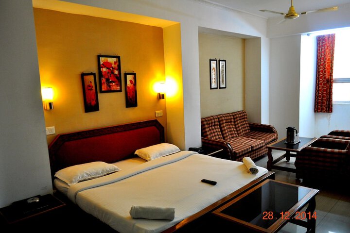 Room 5 of 12