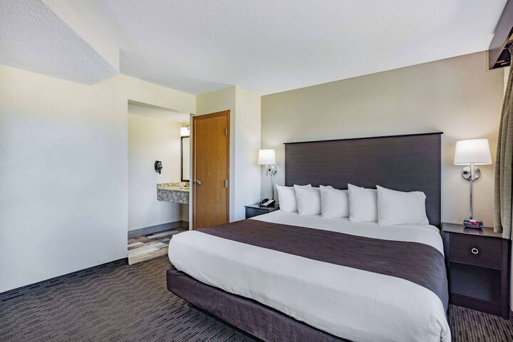 1 Queen Bed Accessible Room First Floor (8 of 9)