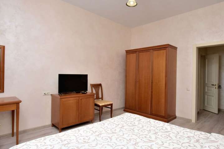 Room 5 of 144