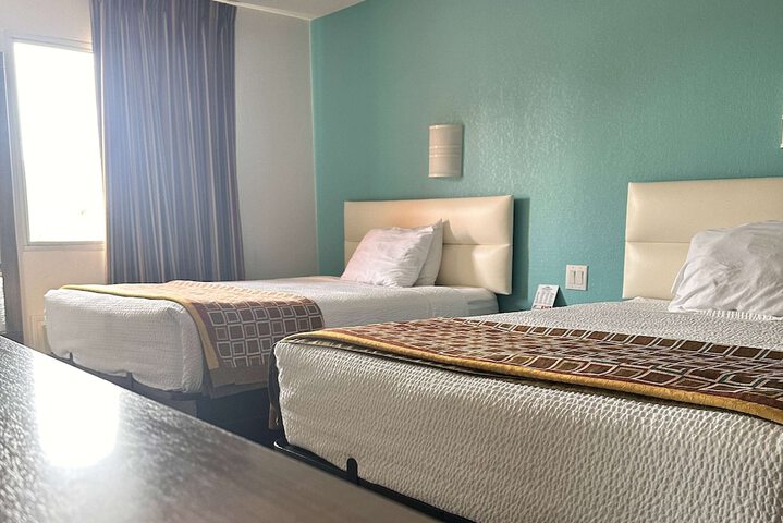 2 Queen Beds (7 of 14)