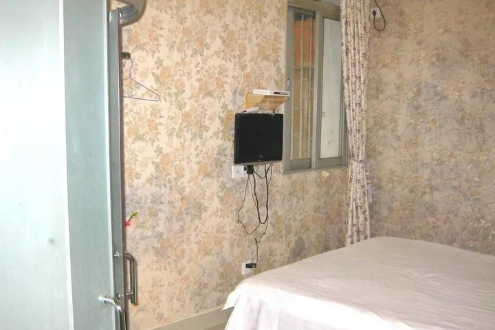 Room 6 of 12