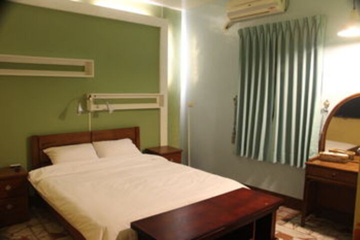Room 2 of 33