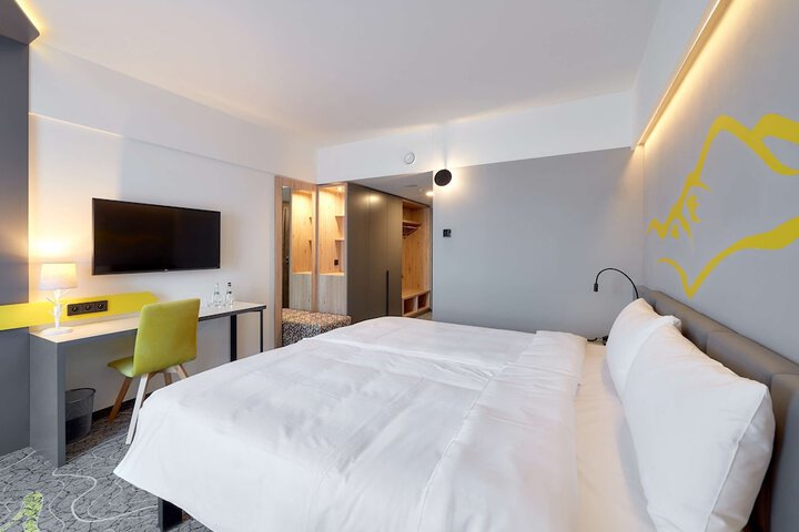 Room 7 of 73