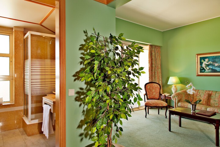 Room 16 of 48