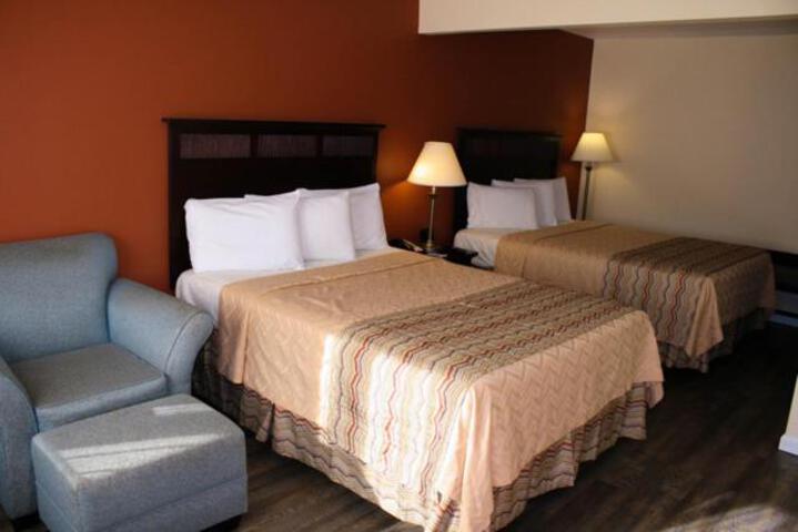 1 Queen Bed (4 of 7)