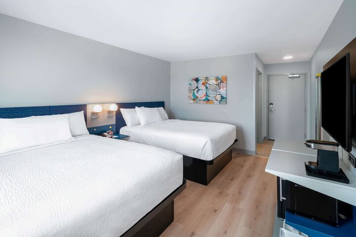 2 Queen Beds (2 of 4)