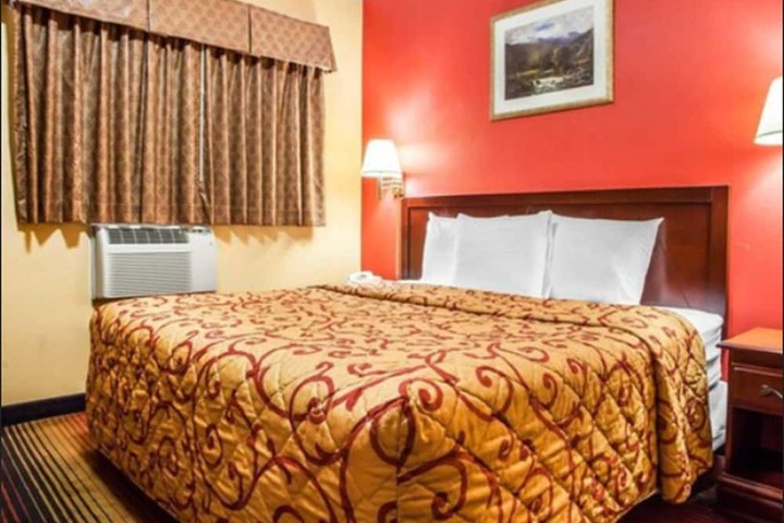 1 King Bed (9 of 9)