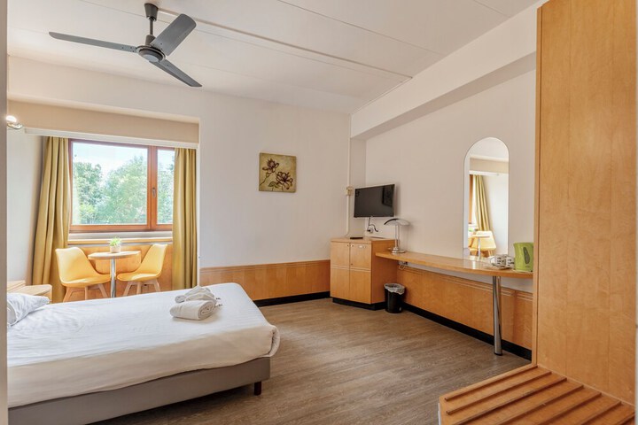 Room 27 of 60