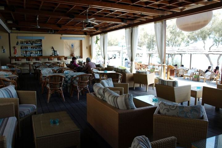 Lounge 37 of 47