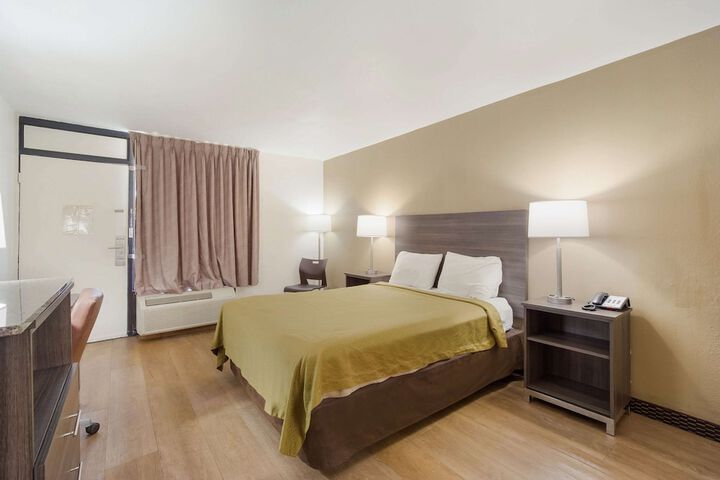 1 Queen Bed (1 of 14)