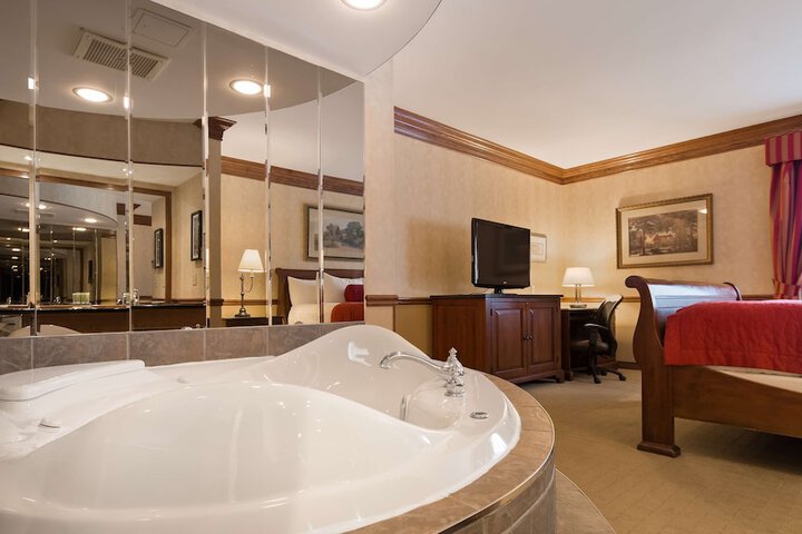 Suite 1 King Bed Second Floor Jetted Tub Fireplace Living Area Microwave and Refrigerator Full Breakfast (11 of 11)