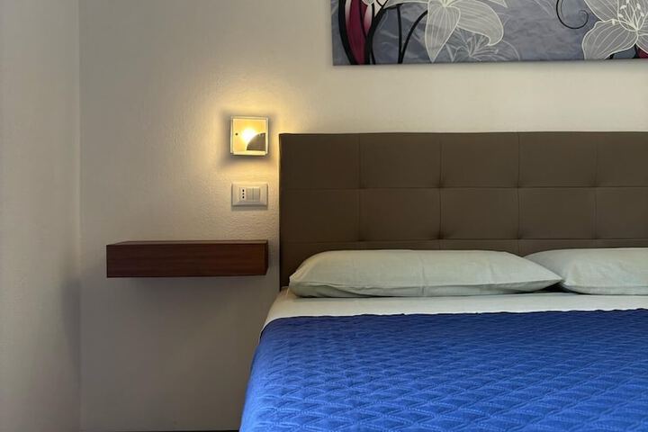 Room 7 of 12