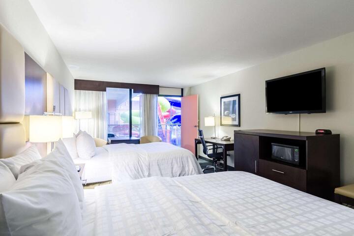 1 King Bed (2 of 12)