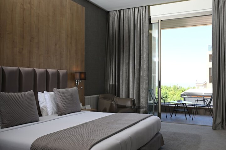 Room 32 of 76