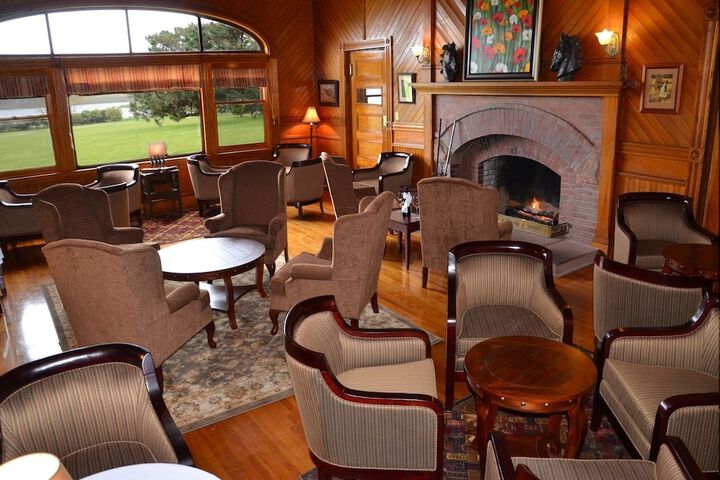 Lounge 26 of 36
