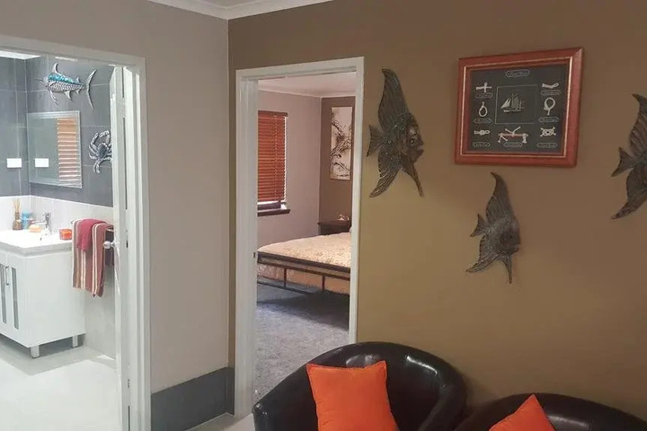 Room 4 of 8