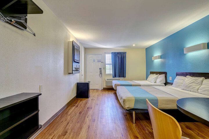 2 Queen Beds (16 of 28)