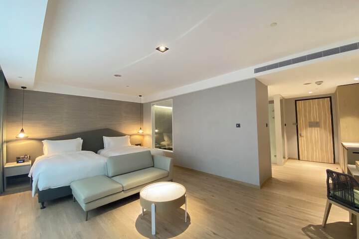 Room 13 of 83