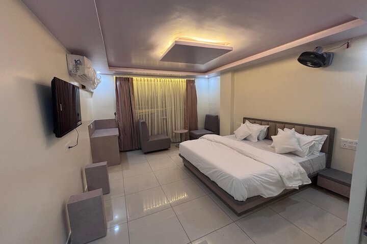 Room 9 of 16