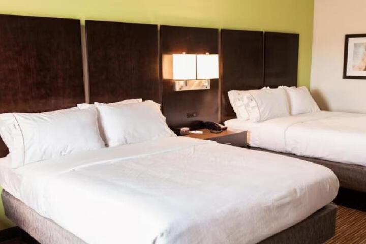 2 Queen Beds (2 of 5)