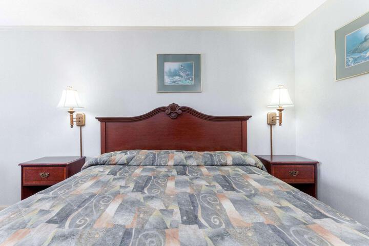 1 King Bed (2 of 5)