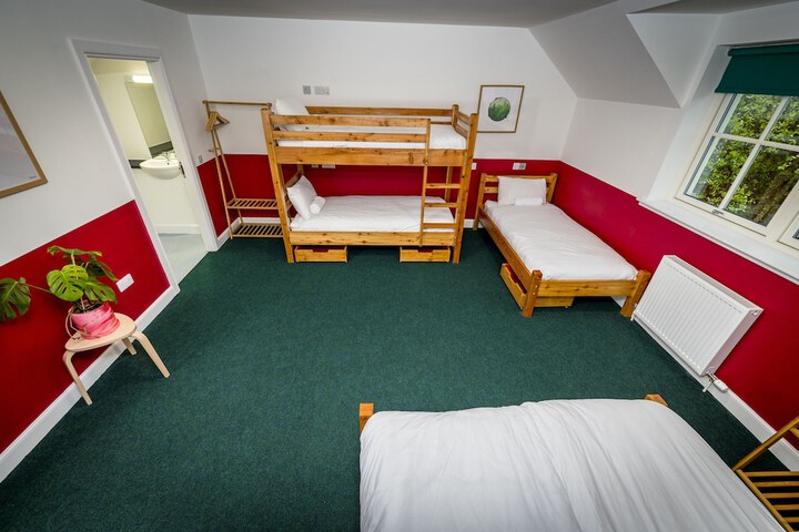 Room 5 of 77