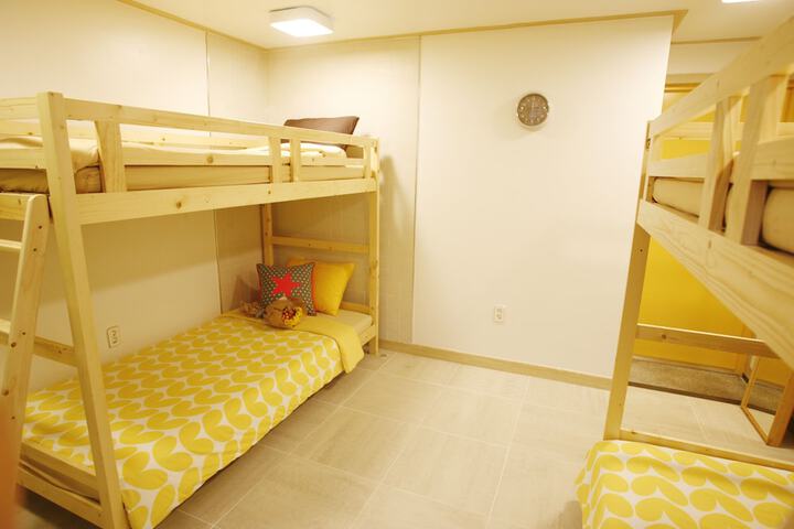 Room 12 of 122