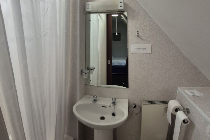 Room 7 of 33