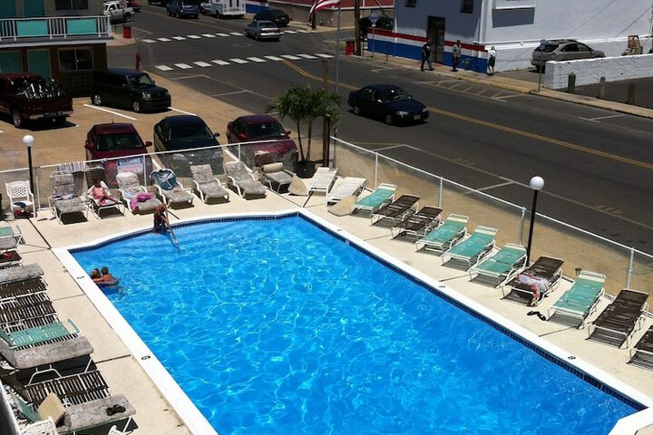Pool 40 of 53