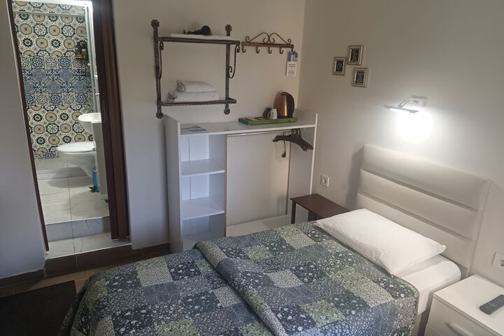 Room 8 of 125