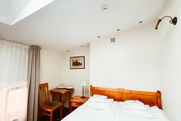 Room 2 of 65