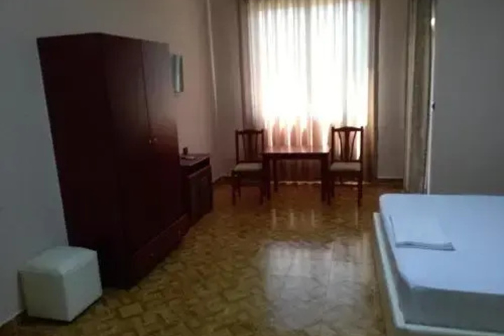 Room 6 of 10