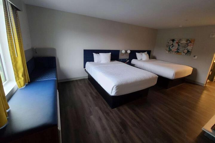 2 Queen Beds (5 of 10)